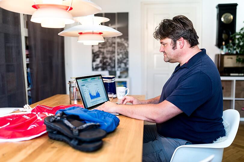 Benjamin David schwimmt zur Arbeit.