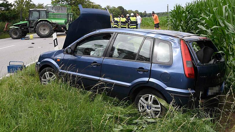 Beide Autoinsassen kamen nach dem Unfall ins Krankenhaus - die Bilder vom Unfallort.