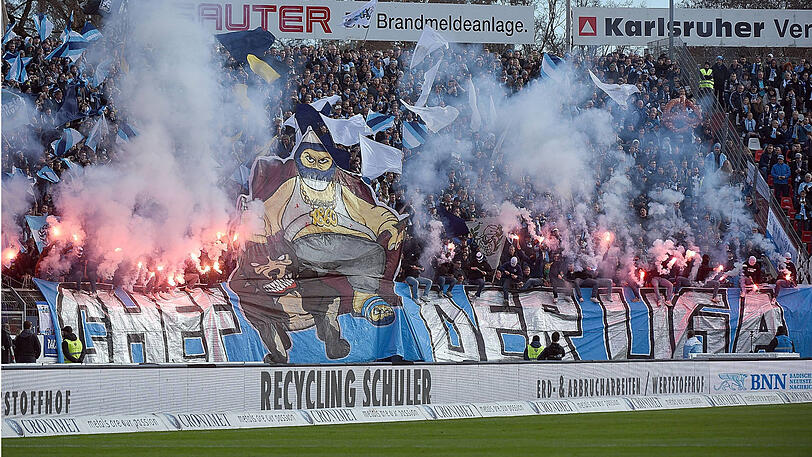 "Chef der Liga" - die Pyro-Choreo der Löwen-Ultras.