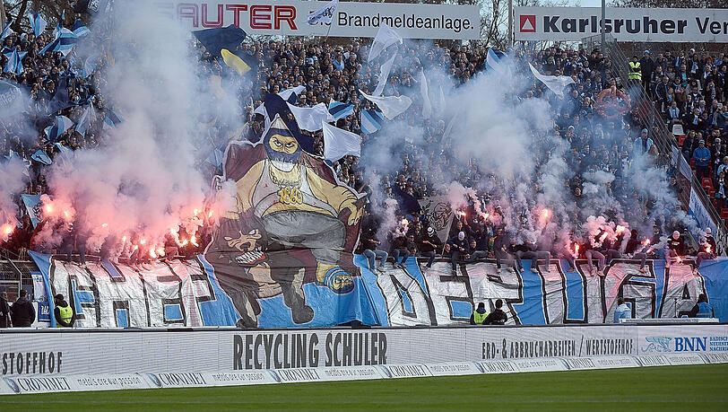 "Chef der Liga" - die Pyro-Choreo der Löwen-Ultras. "Chef der Liga" - die Pyro-Choreo der Löwen-Ultras.