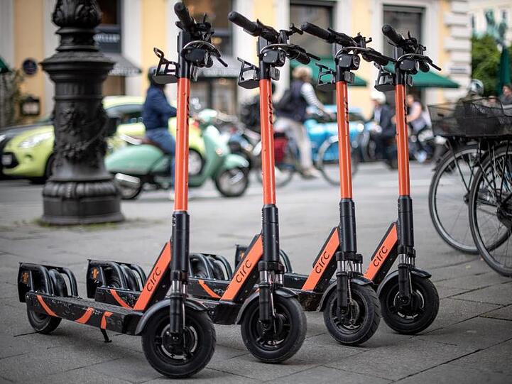 E-Tretroller auf einem Fußweg in München.