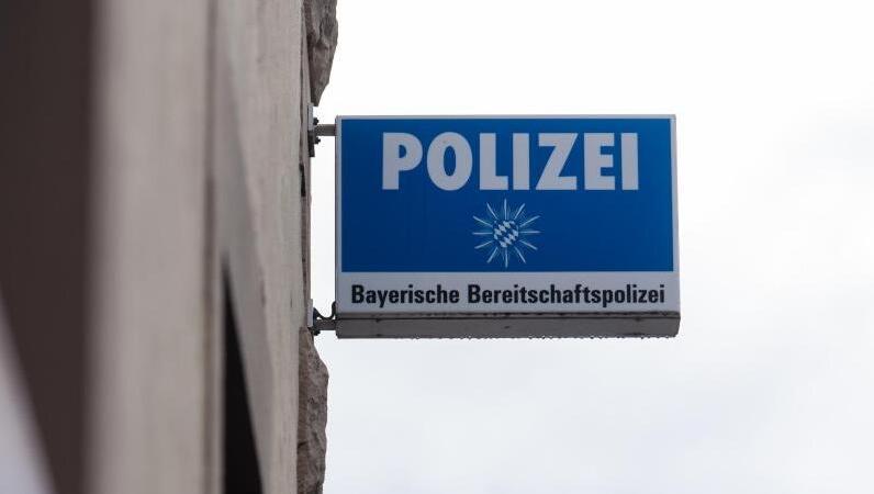 Vor der Einfahrt zur Mainau-Kaserne, dem Sitz der Bereitschaftspolizei III. Vor der Einfahrt zur Mainau-Kaserne, dem Sitz der Bereitschaftspolizei III.