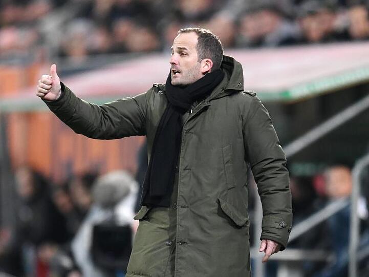 Der Trainer von Augsburg, Manuel Baum, gestikuliert am Spielfeldrand. Foto: Tobias Hase/Archiv