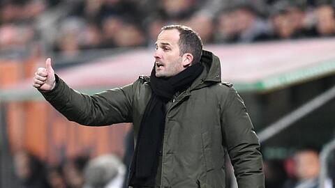 Der Trainer von Augsburg, Manuel Baum, gestikuliert am Spielfeldrand. Foto: Tobias Hase/Archiv