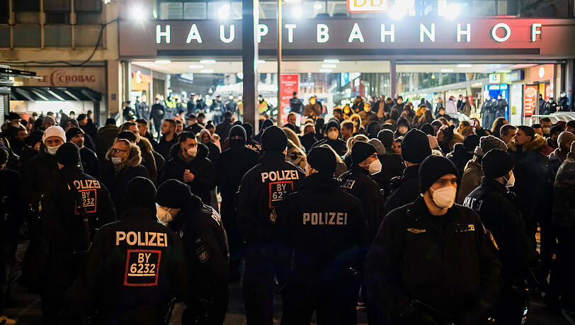 Am Hauptbahnhof kam es zu einer nicht angemeldeten Demo. Hier griff die Polizei durch.