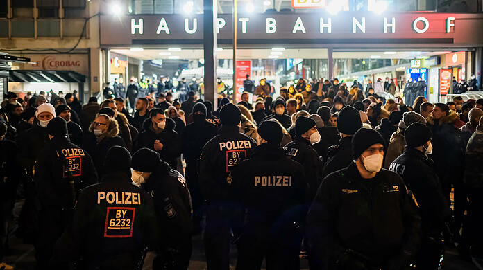Am Hauptbahnhof kam es zu einer nicht angemeldeten Demo. Hier griff die Polizei durch.