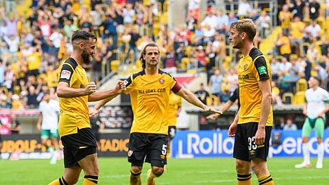 Christoph Daferner (r) feiert seinen ersten Treffer mit Morris Schröter (l) und Yannick Stark.