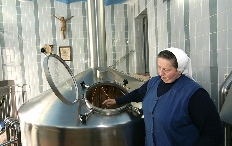 &bdquo;Die richtige Nase, die braucht man halt immer noch&ldquo;, sagt Schwester Doris. In ihrem Sudkessel mischt sie Gerste mit Hopfen. Als sie den Job bekam, mochte sie kein Bier &ndash; das hat sich geändert.