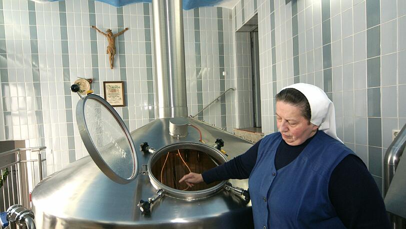 „Die richtige Nase, die braucht man halt immer noch“, sagt Schwester Doris. In ihrem Sudkessel mischt sie Gerste mit Hopfen. Als sie den Job bekam, mochte sie kein Bier – das hat sich geändert. „Die richtige Nase, die braucht man halt immer noch“, sagt Schwester Doris. In ihrem Sudkessel mischt sie Gerste mit Hopfen. Als sie den Job bekam, mochte sie kein Bier – das hat sich geändert.