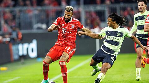 Eric Maxim Choupo-Moting vom FC Bayern München (l) und Nathan Ake von Manchester City kämpfen um den Ball.