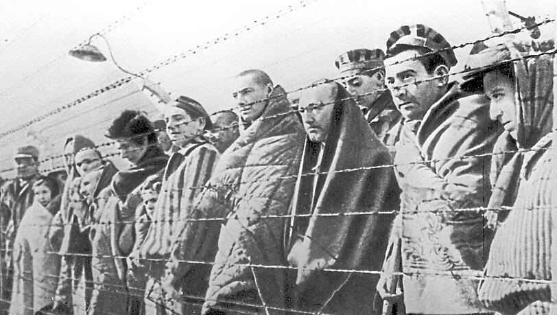 Hinter Stacheldraht: Gefangene im KZ Auschwitz, nach der Befreiung durch Truppen der Roten Armee, Ende Januar 1945.