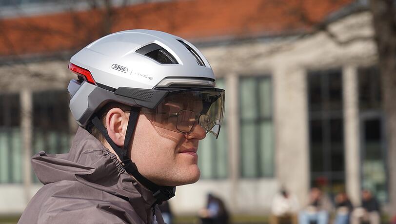 Fast wie bei Star Wars: Der "Hyp-E"-Helm ist mit LED-Lampen ausgestattet. Fast wie bei Star Wars: Der "Hyp-E"-Helm ist mit LED-Lampen ausgestattet.