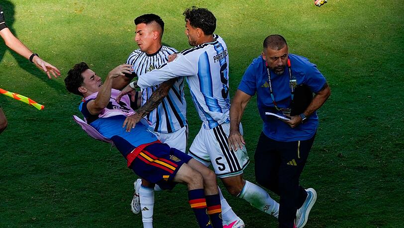 Die FIFA ermittelt nach den Vorfällen nach dem Ende des WM-Endspiels. Die FIFA ermittelt nach den Vorfällen nach dem Ende des WM-Endspiels.