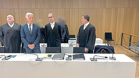 Im neuen Strafjustizzentrum: Promi-Berater Stephan Goetz (2.v.l.) beim Prozesstart mit seinen Anw&auml;lten.