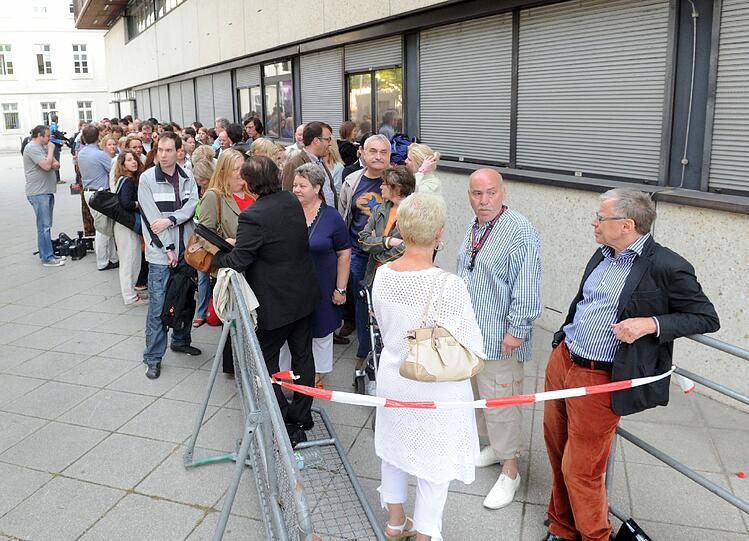 Schlange stehen vor dem Landgericht Mannheim...