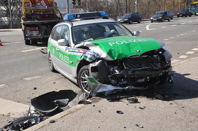 Unfall in Landshut: Auf der Konrad-Adenauerstr. /Ecke Alte Regensburgerstraße kam es zu einem Crash. Auch ein Polizewagen war beteiligt. Die Bilder.