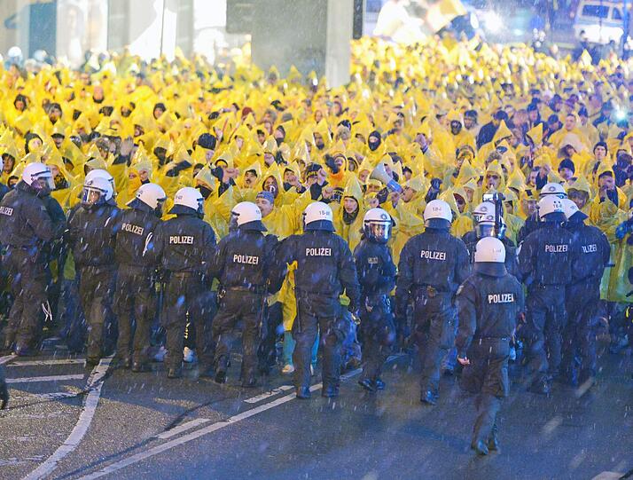 "Fans" von Dynamo Dresden werden von der Polizei auf dem Weg zum Bielefelder Stadion aufgehalten.