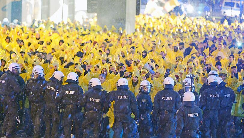 "Fans" von Dynamo Dresden werden von der Polizei auf dem Weg zum Bielefelder Stadion aufgehalten. "Fans" von Dynamo Dresden werden von der Polizei auf dem Weg zum Bielefelder Stadion aufgehalten.