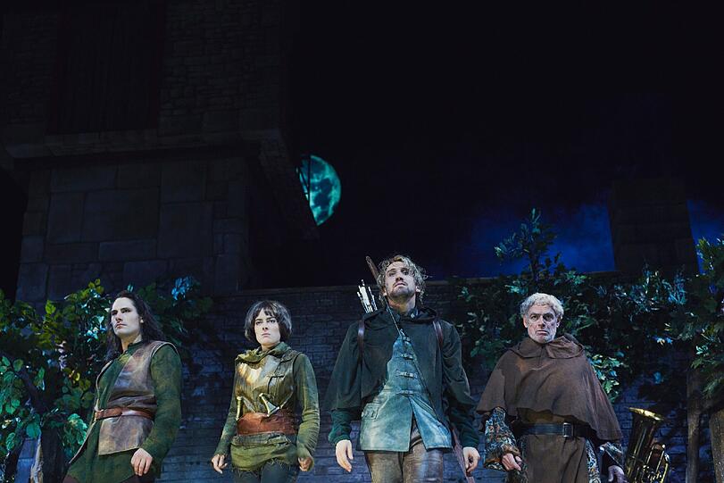 Szenen aus "Robin Hood" mit Thomas Lettow im Residenztheater.