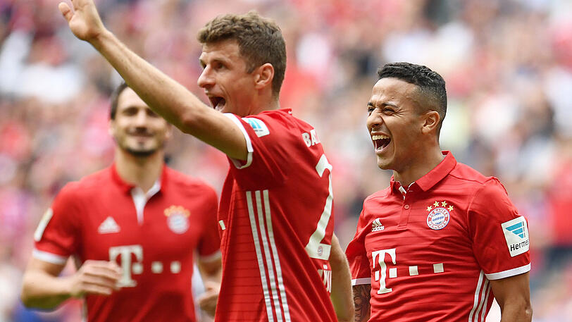 Mats Hummels, Thomas Müller und Thiago feiern das Tor des Spaniers zum 4:0 für die Bayern gegen den FC Augsburg.