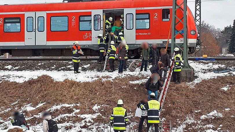 Niemand wurde verletzt, in einem Bus konnten sich die Fahrgäste vor der Kälte schützen.