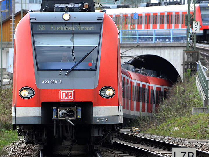 Auch als die S-Bahn nur noch wenige Meter vor ihm stand, blieb der Mann regungslos im Gleis stehen. (Archivbild)