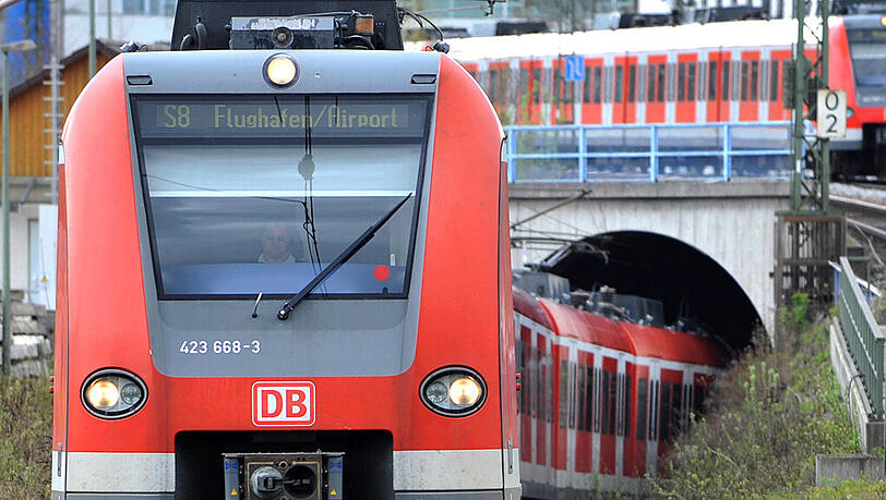 Auch als die S-Bahn nur noch wenige Meter vor ihm stand, blieb der Mann regungslos im Gleis stehen. (Archivbild) Auch als die S-Bahn nur noch wenige Meter vor ihm stand, blieb der Mann regungslos im Gleis stehen. (Archivbild)