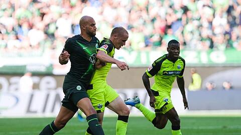 Paderborns Sven Michel (r) behauptet den Ball vor Wolfsburgs John Anthony Brooks (l).