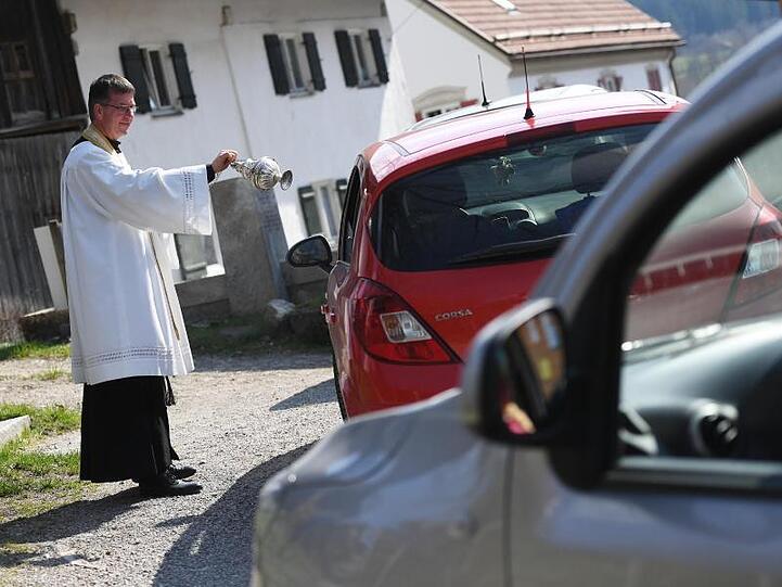 Pfarrer Rudolf Scherer führt die Speisenweihe per Drive-in durch.