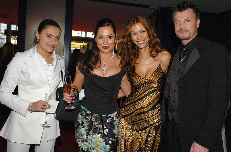 Simone Thomalla und Tochter Sophia, sowie Yasmina Filali und Thomas Helmer bei der Verleihung des Deutschen Fernsehpreis 2004.
