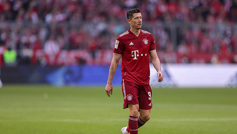 Robert Lewandowskis Vertrag beim FC Bayern läuft im Sommer 2023 aus. Robert Lewandowskis Vertrag beim FC Bayern läuft im Sommer 2023 aus.
