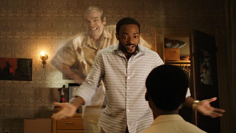 David Harbour (l.) stellt das Leben von Anthony Mackie (Mitte) in "We Have a Ghost" auf den Kopf.