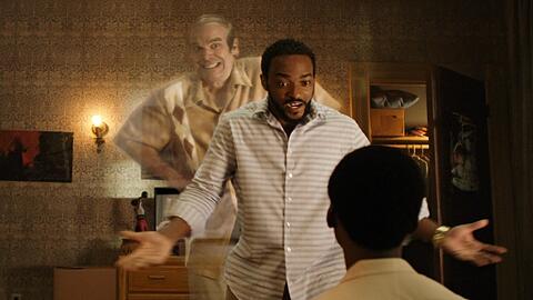 David Harbour (l.) stellt das Leben von Anthony Mackie (Mitte) in "We Have a Ghost" auf den Kopf.