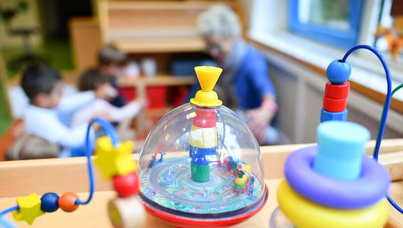 Kinderbetreuung und Soziales statt Straßenbau - die Ausgaben der Kommunen haben sich laut einer Studie deutlich verschoben. (Illustration)