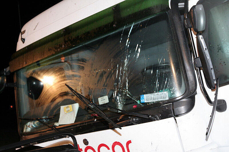 Schrecklicher Unfall bei Rott am Inn: Ein Pkw-Fahrer prallte aus noch ungeklärter Ursache frontal gegen einen Lkw. Der Pkw-Fahrer wurde bei dem Aufprall sofort getötet und  im Fahrzeug eingeklemmt. Fünf Stunden versuchten Hilfskräfte der Feuerwehr, das Opfer zu bergen. Die Bilder.