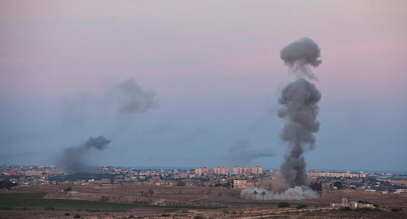 Heftige Rauchsäulen steigen in den Morgenhimmel, nachdem israelische Kampfflugzeuge Bomben über dem Gaza-Streifen abgeworfen haben. Bislang wurden 19 Menschen getötet.
