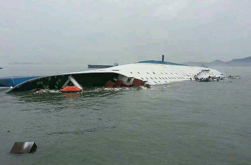 Die Fähre mit rund 470 Menschen an Bord ist gekentert, liegt auf der Seite im Wasser.