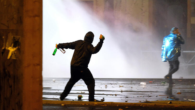 Im Leipziger Stadtteil Connewitz kam es in der Silvesternacht 2017/2018 zu schweren Ausschreitungen. Die Bilder.