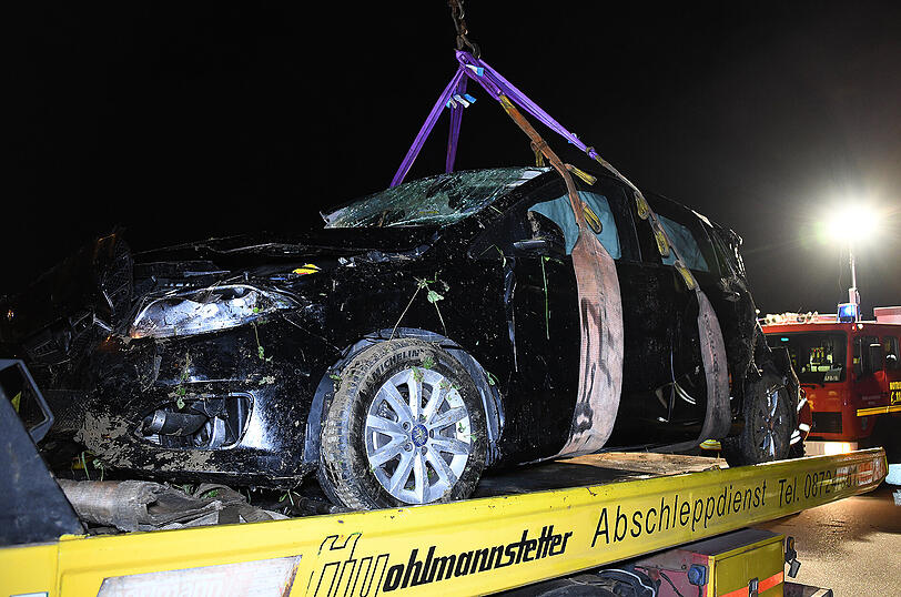 Die Feuerwehr mussten den betrunkenen Autofahrer aus seinem Mercedes befreien.