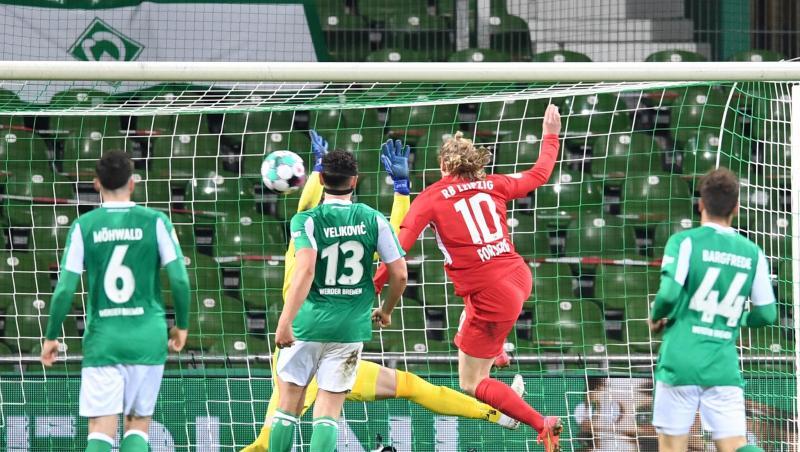 Emil Forsberg (M/10) erzielt das Tor zum 2:1 für RB Leipzig in Bremen.
