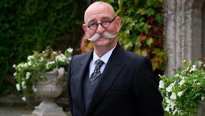 Horst Lichter als Butler in "Rosamunde Pilcher: Schlagzeile Liebe".