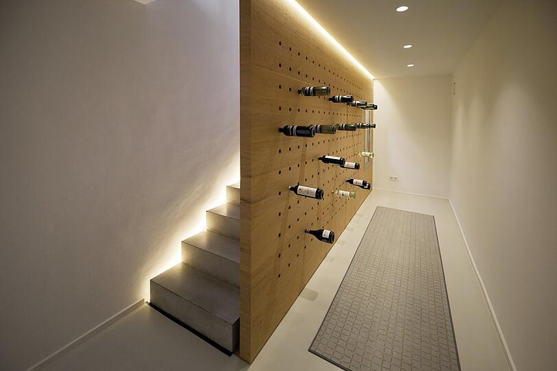 Das Weinregal an der Kellertreppe.