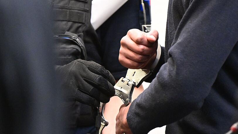 Die Angeklagten wollen sich erst sp&auml;ter zu den Vorw&uuml;rfen &auml;u&szlig;ern.