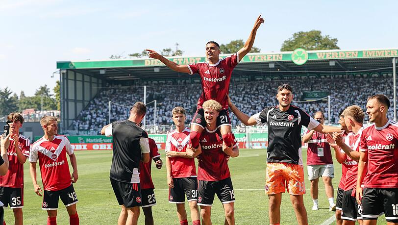Nürnbergs Fußballer lassen sich nach dem Derbysieg feiern. Nürnbergs Fußballer lassen sich nach dem Derbysieg feiern.