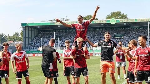 N&uuml;rnbergs Fu&szlig;baller lassen sich nach dem Derbysieg feiern.