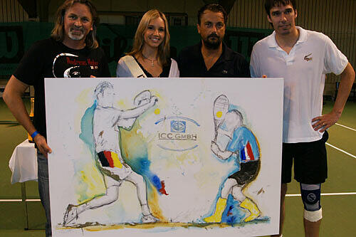 Michael Stich (r.) und Henri Leconte (2. v. r.) mit dem Gemälde des Künstlers Peter Hiegelsperger (links)