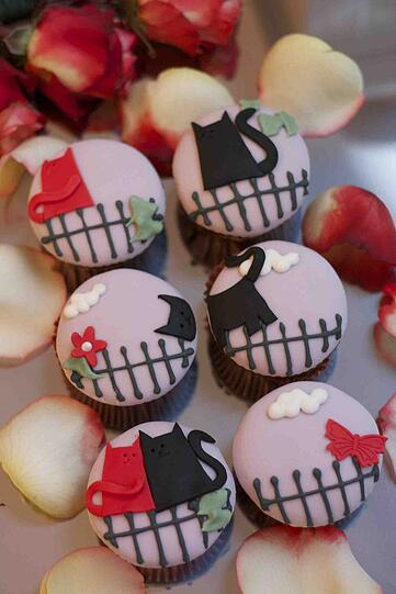 Die Münchner Cupcake-Bäcker erzählen auf sechs (26 Euro) oder zwölf Küchlein (49 Euro) tierische Liebesgeschichten. Bestellung bis Samstag, 19 Uhr, möglich bei "Wir machen Cupcakes" (Utzschneiderstraße 12; 0176 - 66 85 52 58)