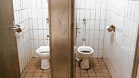 Dreck an Türen und Wänden, verstopfte Schüsseln, bestialischer Gestank: das Örtchen am Scheidplatz.