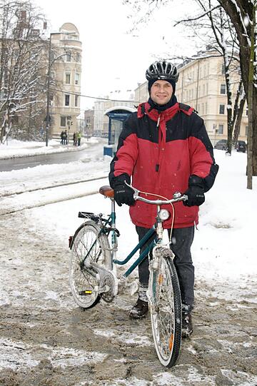 &bdquo;Das hat gefehlt&ldquo; Deniz Anan (33), Wissenschaftlicher Mitarbeiter an der TU: &bdquo;Ich freue mich über den Schnee. Das ist jetzt das, was in der Weihnachtszeit gefehlt hat. Das Radfahren ist schon ein bisschen beschwerlicher, aber es geht schon. Ich fahre bei jedem Wetter, das hält fit.&ldquo;