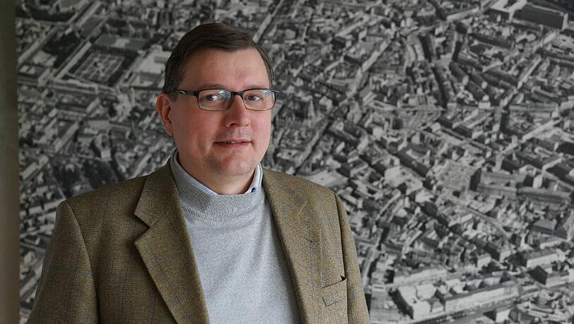 Horst Schiller, Münchens Mann für den Straßenunterhalt, in seinem Büro. Horst Schiller, Münchens Mann für den Straßenunterhalt, in seinem Büro.